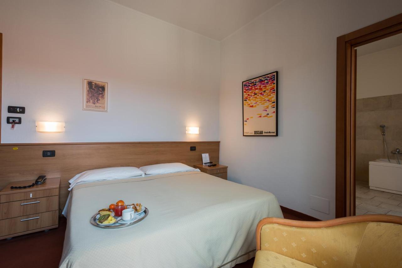 Hotel Lux Alessandria Exterior foto
