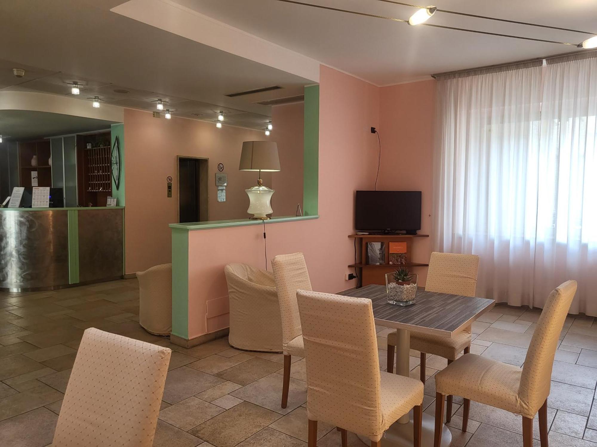Hotel Lux Alessandria Exterior foto