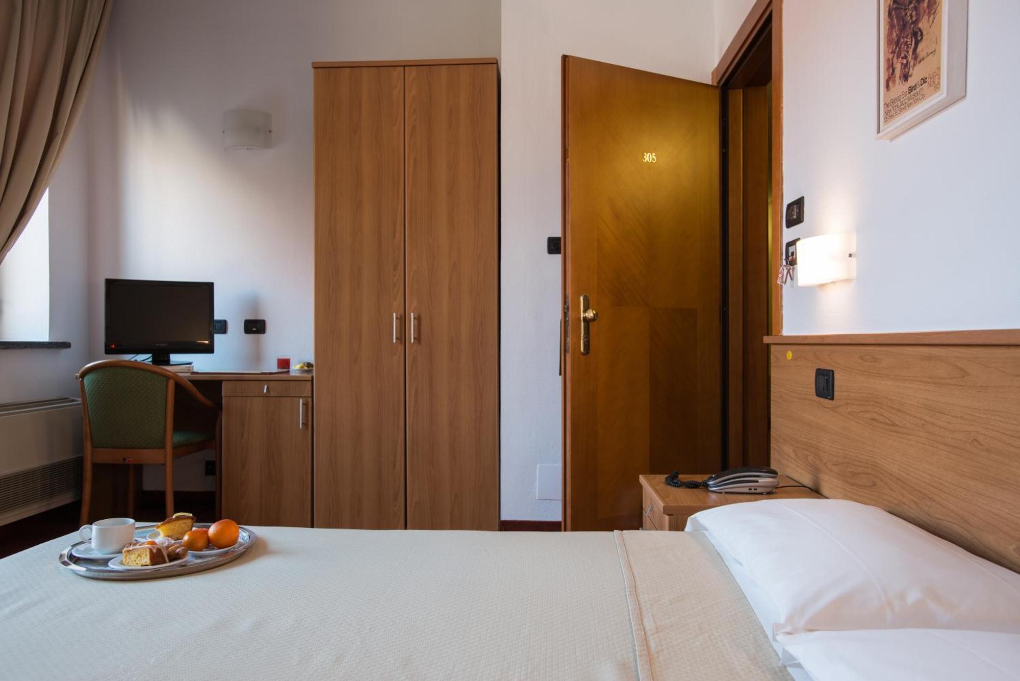 Hotel Lux Alessandria Zimmer foto