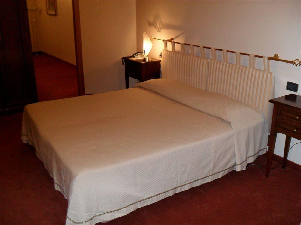 Hotel Lux Alessandria Exterior foto