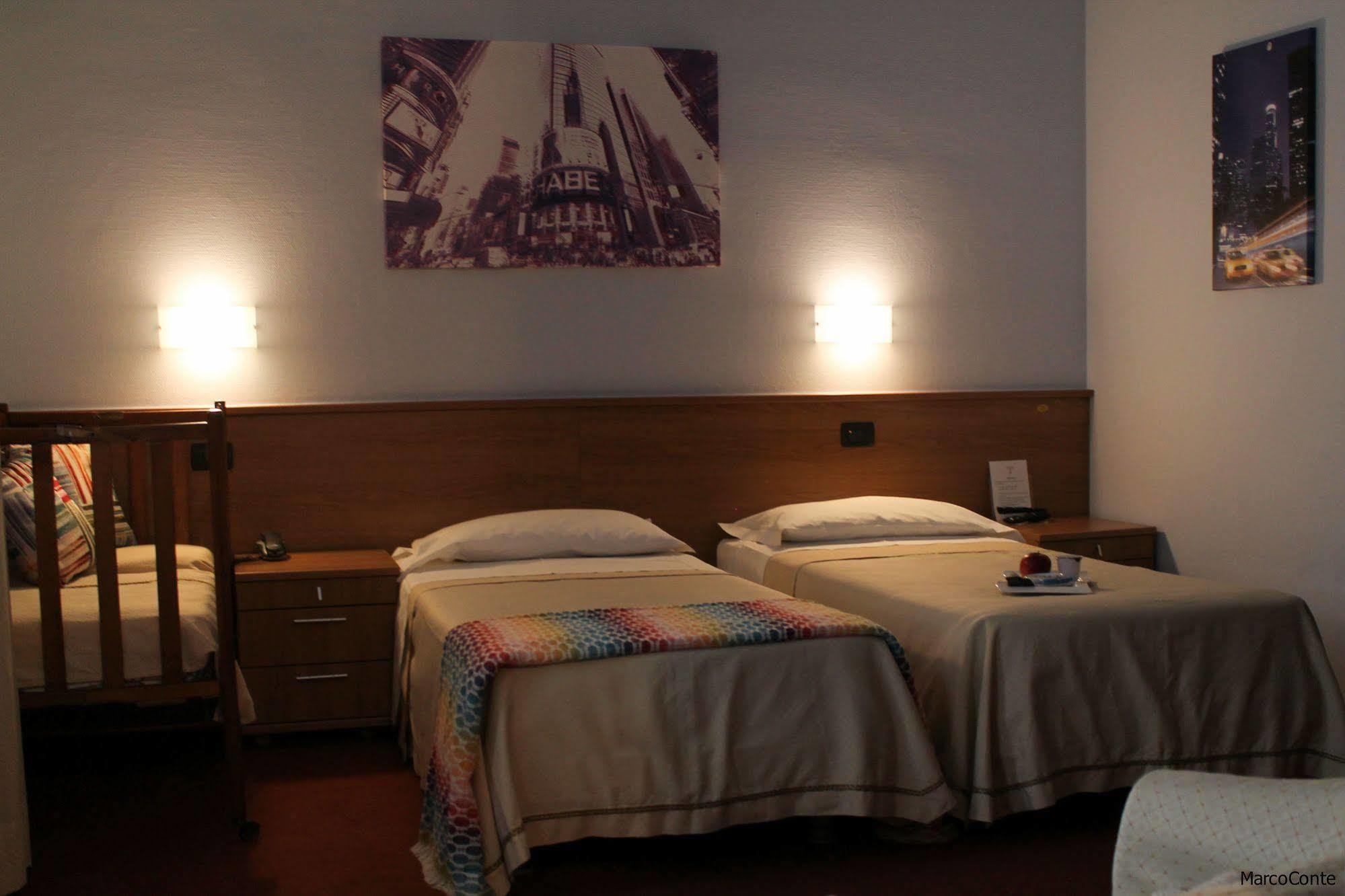 Hotel Lux Alessandria Exterior foto