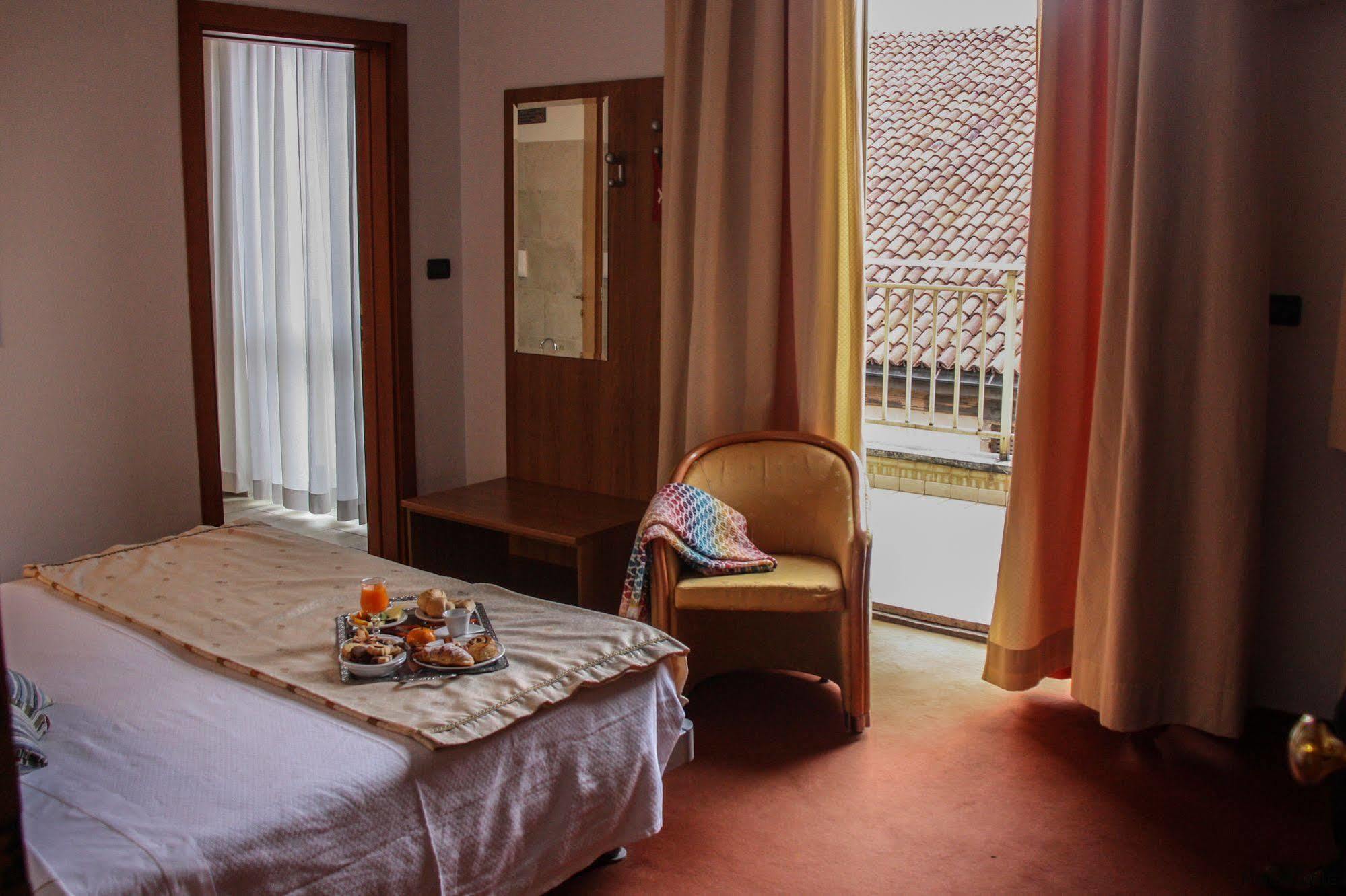 Hotel Lux Alessandria Exterior foto