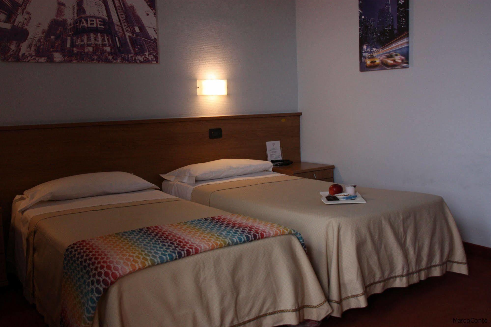 Hotel Lux Alessandria Exterior foto
